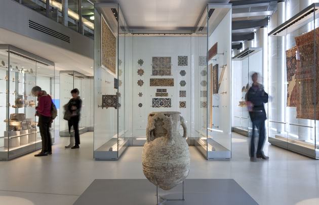 Interior shot of permanent galleries of the Institut du monde arabe in Paris’ 5th arrondissement. Image source: Parisinfo