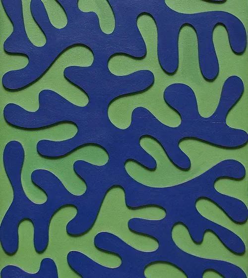 لوحتان: الأول لـ مليكة أكزناي، الطحلب الأزرق، ١٩٦٨. تكوين بارز وأكريليك على خشب، ١٠٠ × ٦٥ سم.